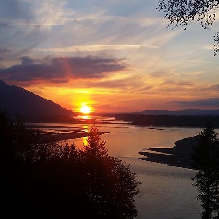 The Fraser River'S Edge B&B Lodge Чилливак Экстерьер фото