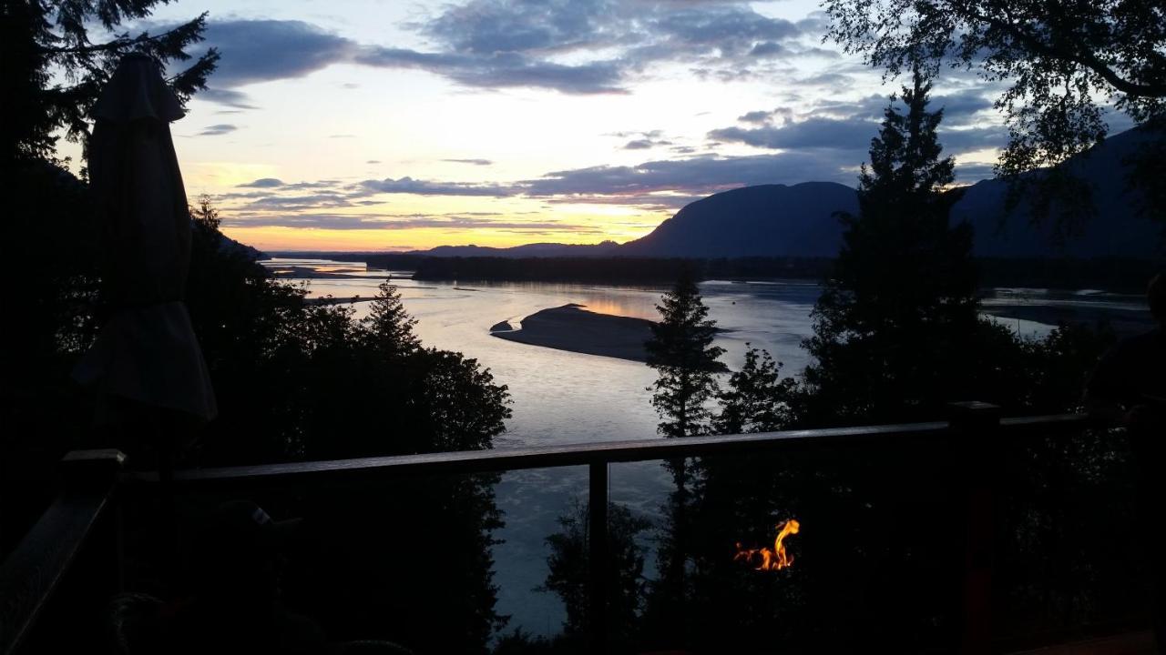 The Fraser River'S Edge B&B Lodge Чилливак Экстерьер фото