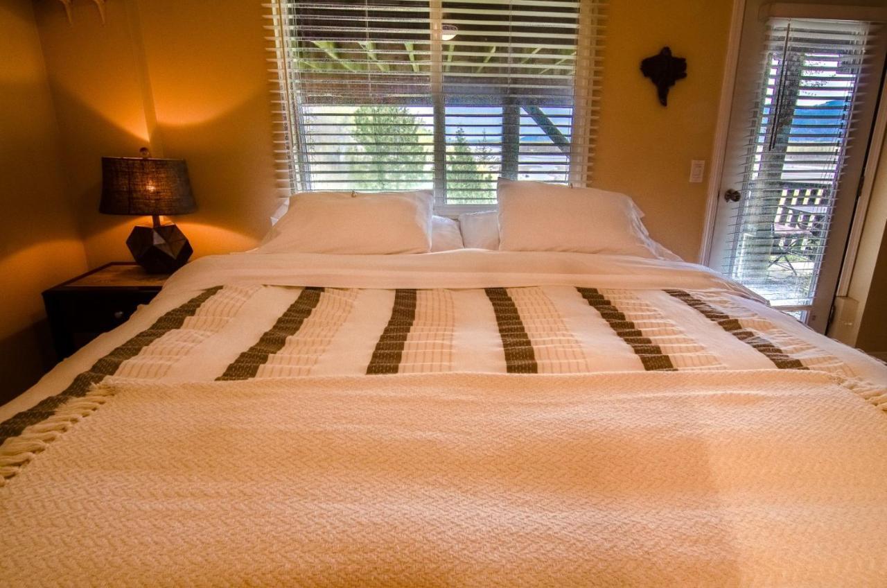 The Fraser River'S Edge B&B Lodge Чилливак Экстерьер фото