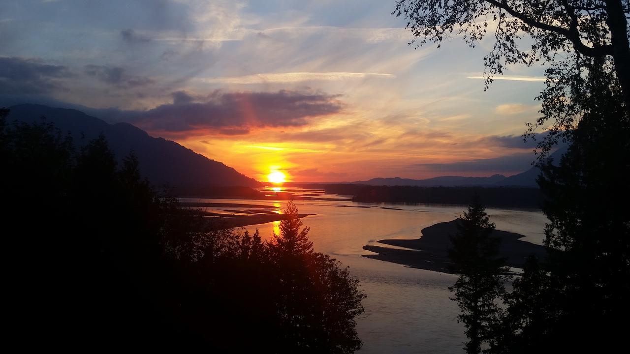 The Fraser River'S Edge B&B Lodge Чилливак Экстерьер фото